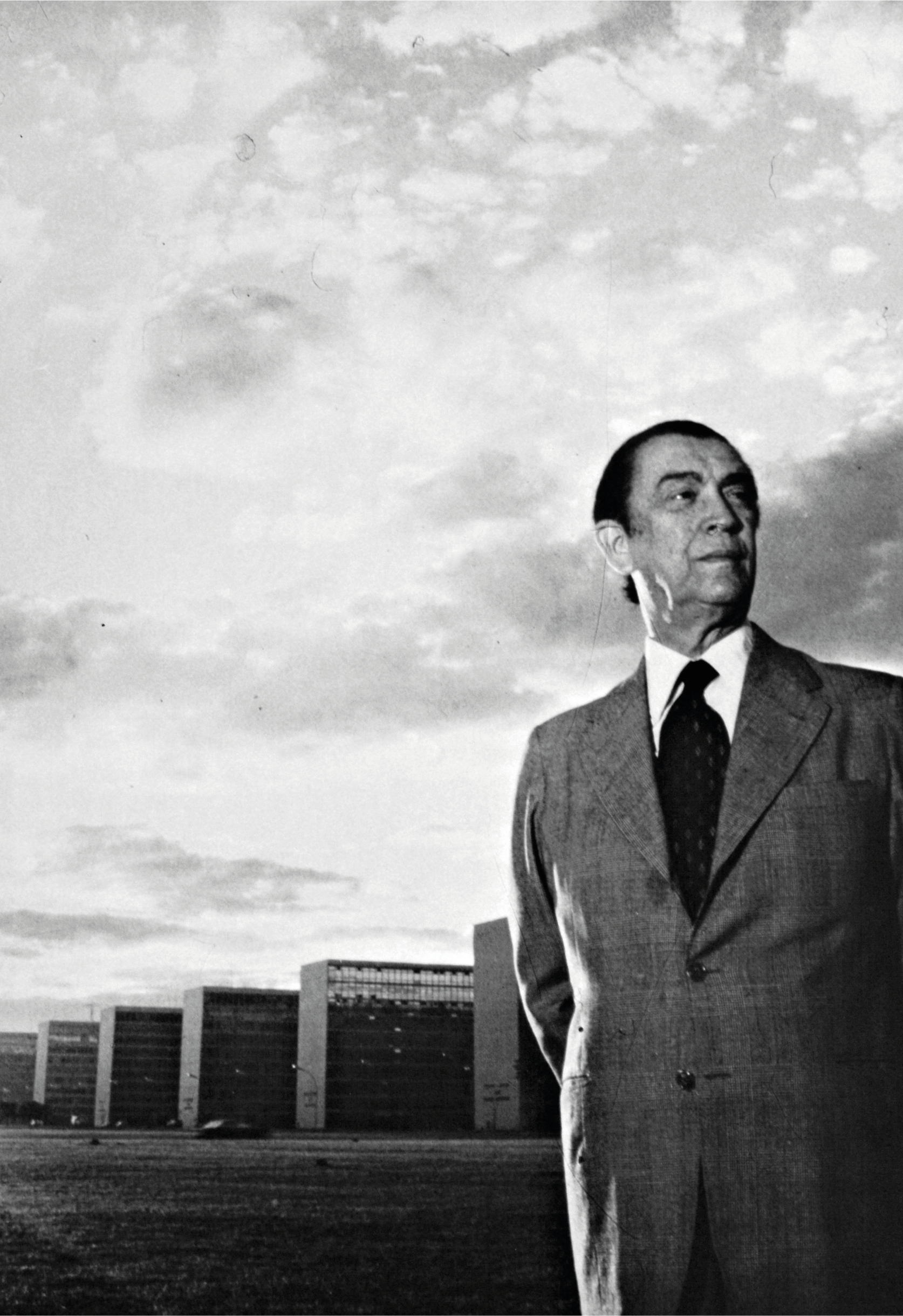 O arquiteto Oscar Niemeyer está em frente à Esplanada dos Ministérios em Brasília, Brasil.