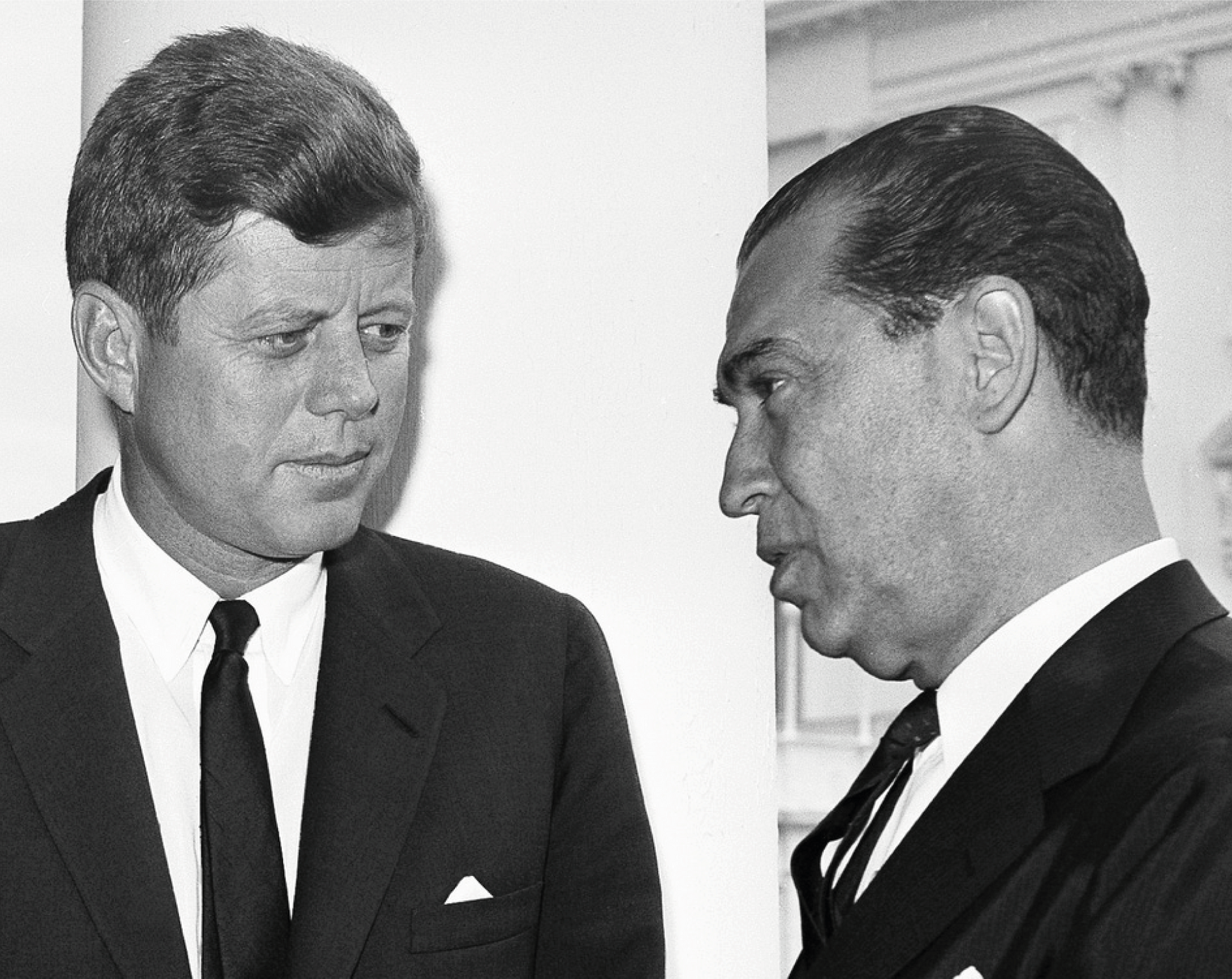 John F. Kennedy de perfil, olhando para o embaixador dos EUA nas Nações Unidas, Adlai Stevenson.