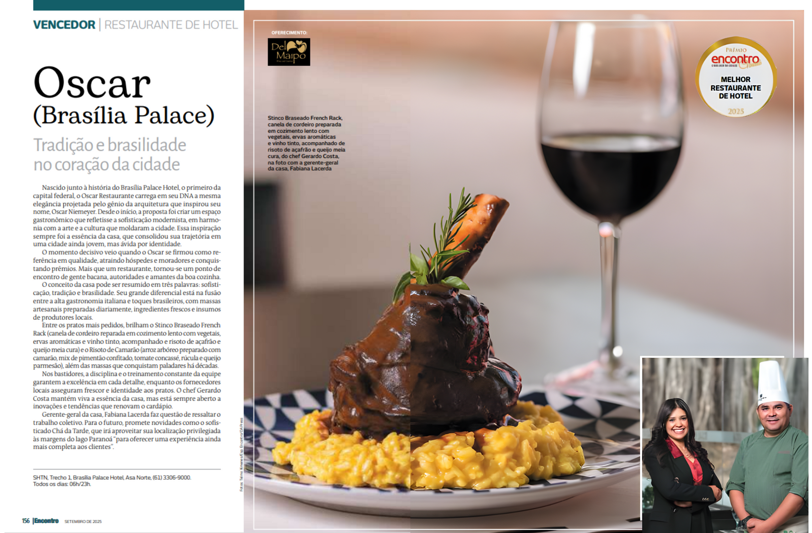 Prato de camarão frito em um prato azul e branco, com texto e chefs ao fundo.