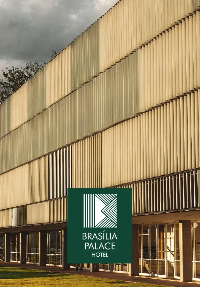 Exterior do Brasília Palace Hotel com seu logotipo em um quadrado verde, apresentando uma fachada moderna em tom bege.