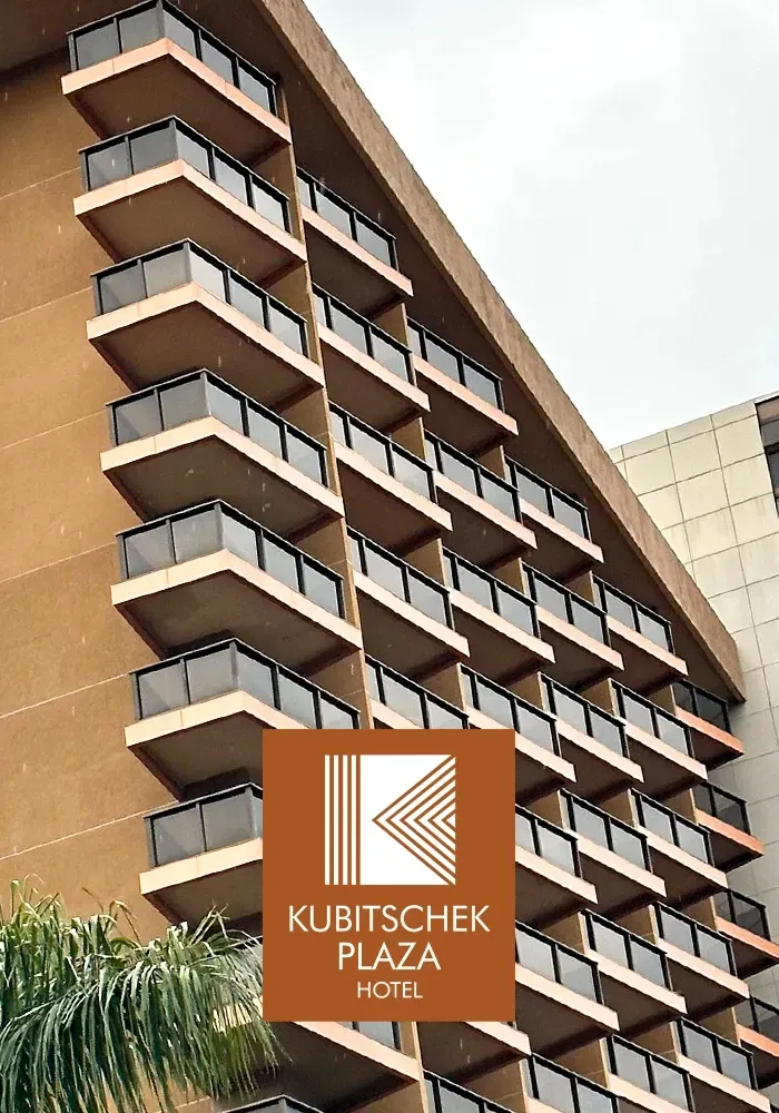 Fachada do Kubitschek Plaza Hotel com fileiras de varandas e um logotipo.