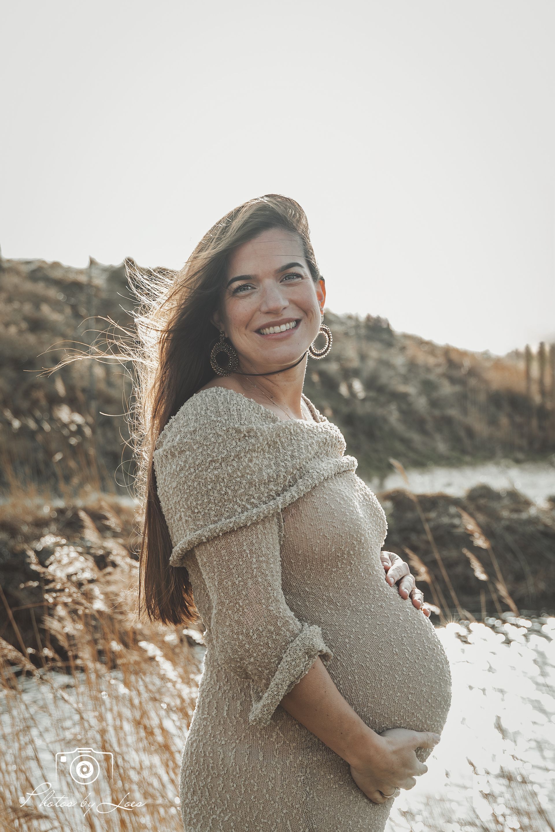 zwangere vrouw met hand op haar buik