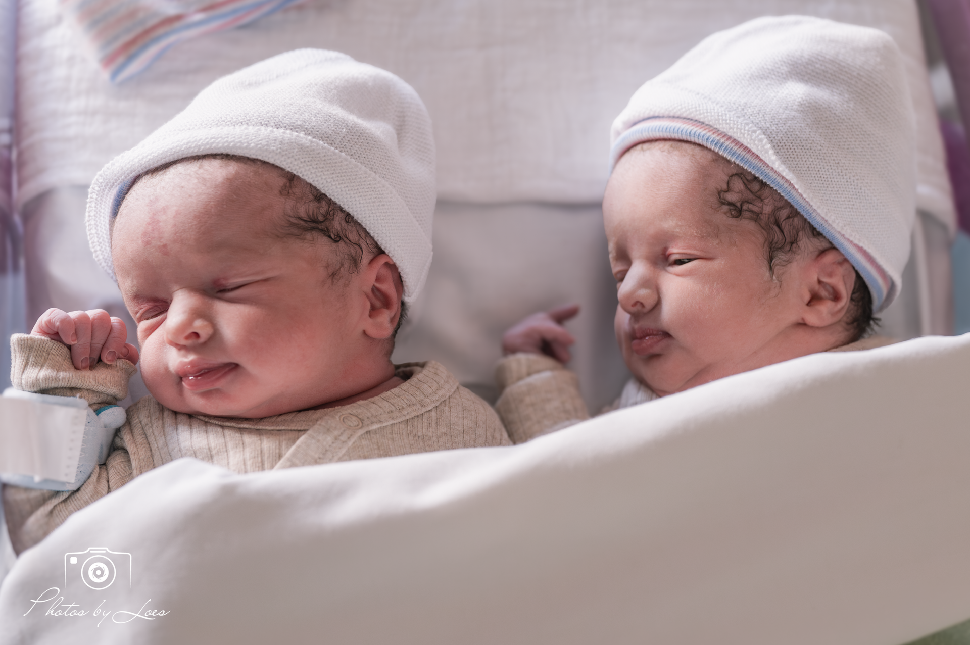 Marlou en Ferdos Raufi verwelkomen hun pasgeboren tweeling met liefde en tederheid.