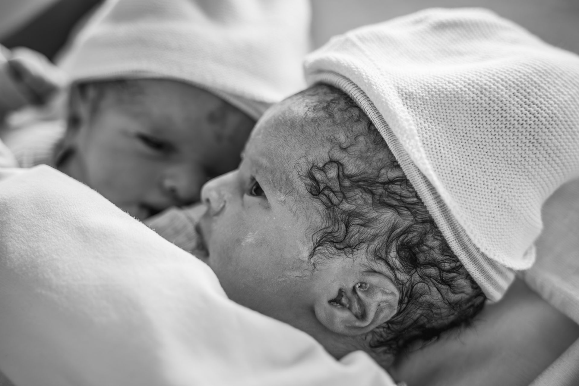 Marlou en Ferdos Raufi verwelkomen hun pasgeboren tweeling met liefde en tederheid.
