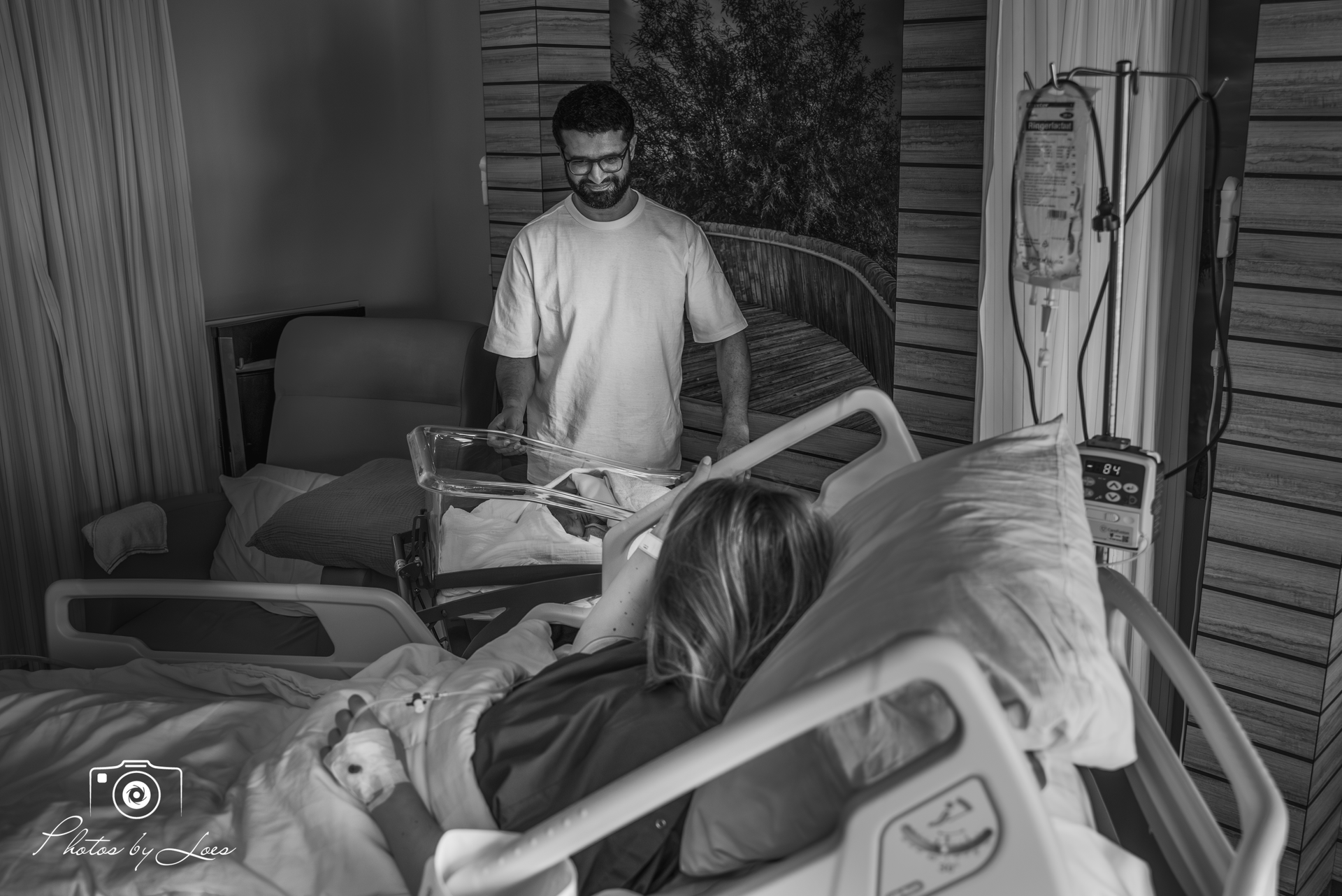 Marlou en Ferdos Raufi verwelkomen hun pasgeboren tweeling met liefde en tederheid.
