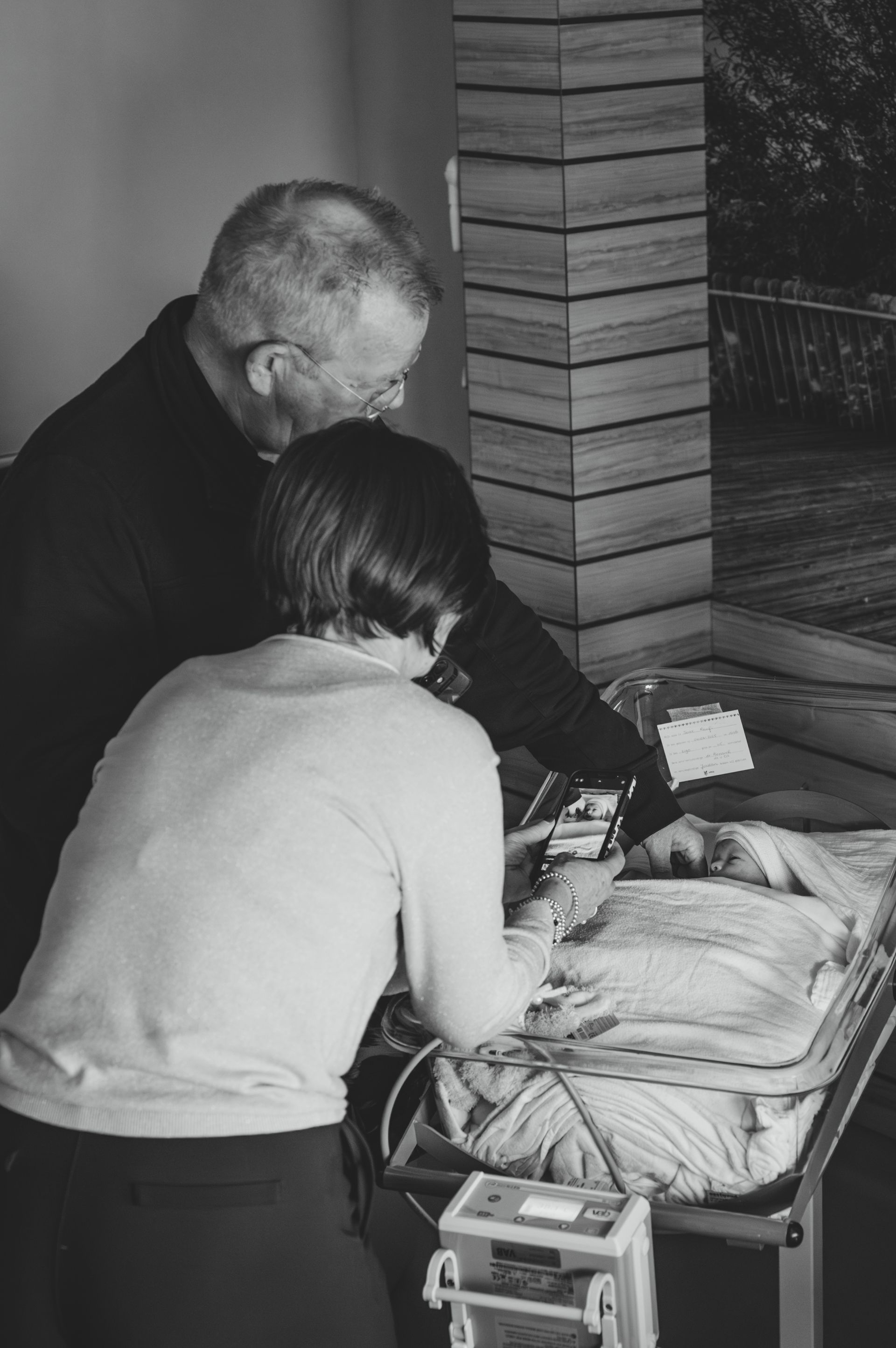 Opa en oma van Nila en Saar zijn super trots en maken veel foto's