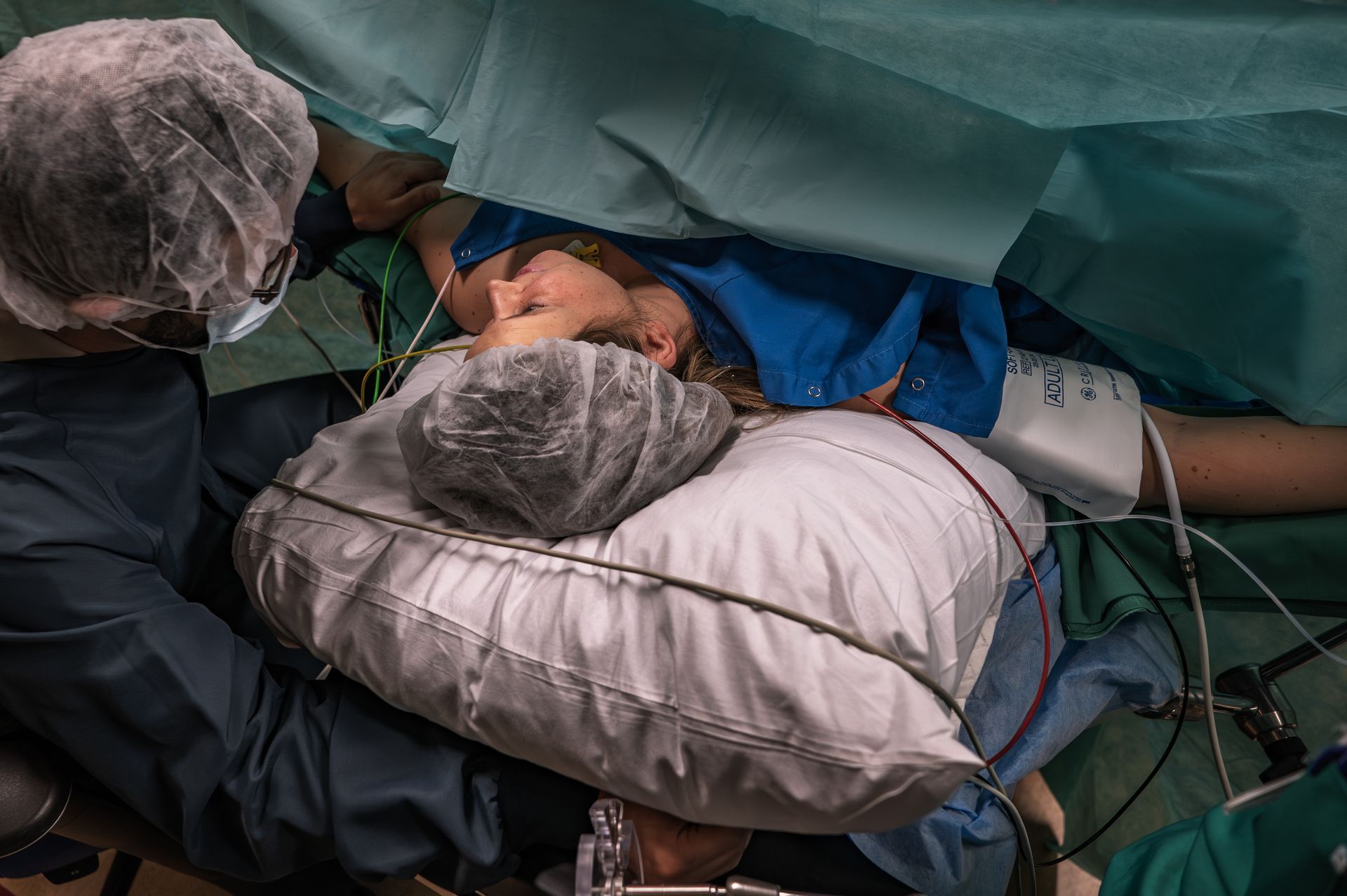 Intiem moment tijdens de geboorte van de tweeling van Marlou en Ferdos Raufi.