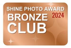 Shine foto award bronzen club 2024 logo op een witte achtergrond