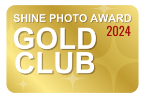 Shine foto award gold club 2024 logo op een witte achtergrond
