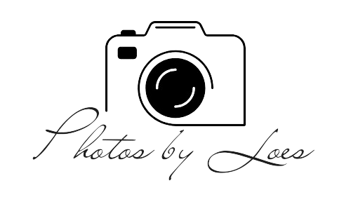 Een zwart-wit tekening van een camera met daaronder de woorden ``foto's door lea''.