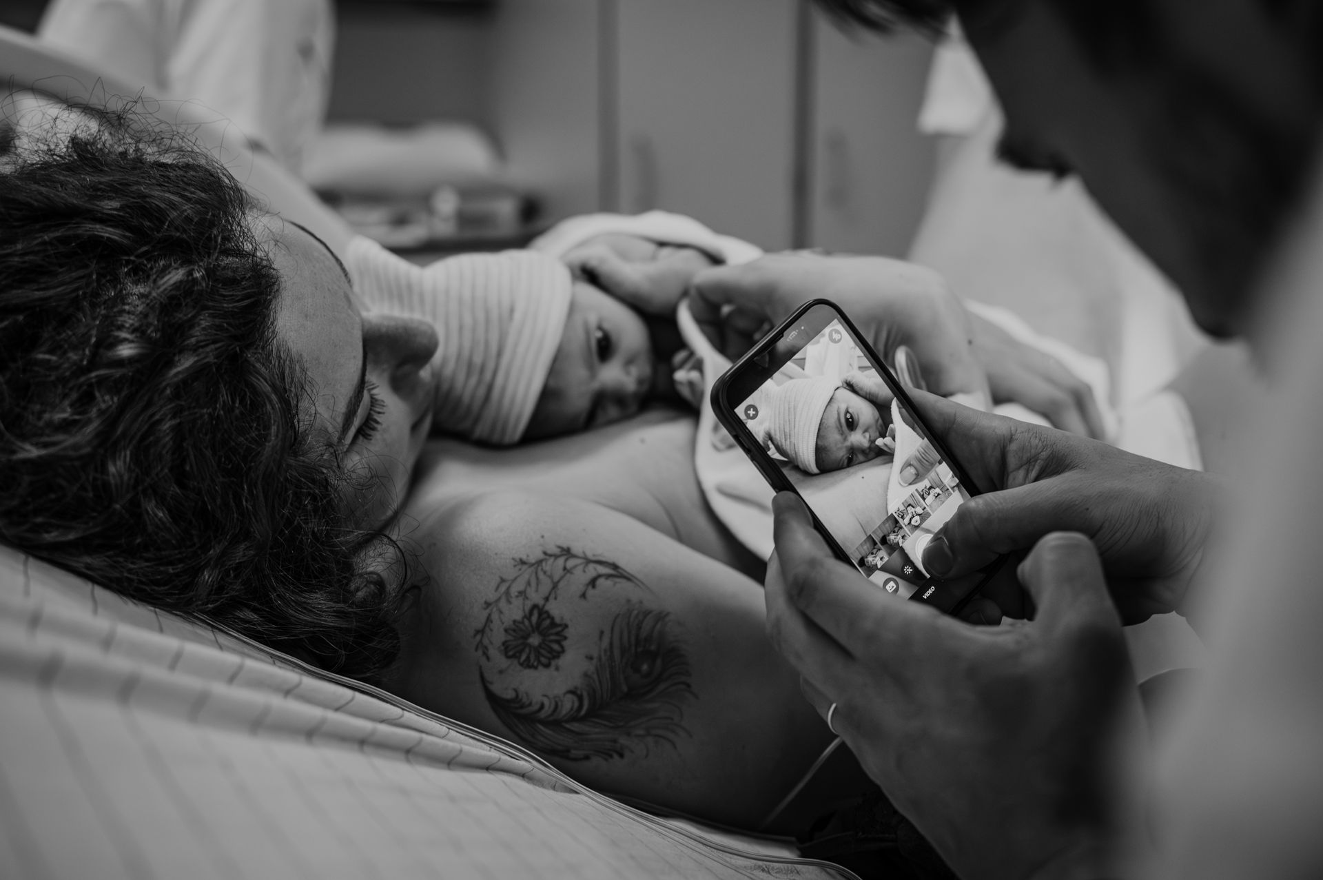 Op een zwart-witfoto houdt een vrouw een baby in haar armen.