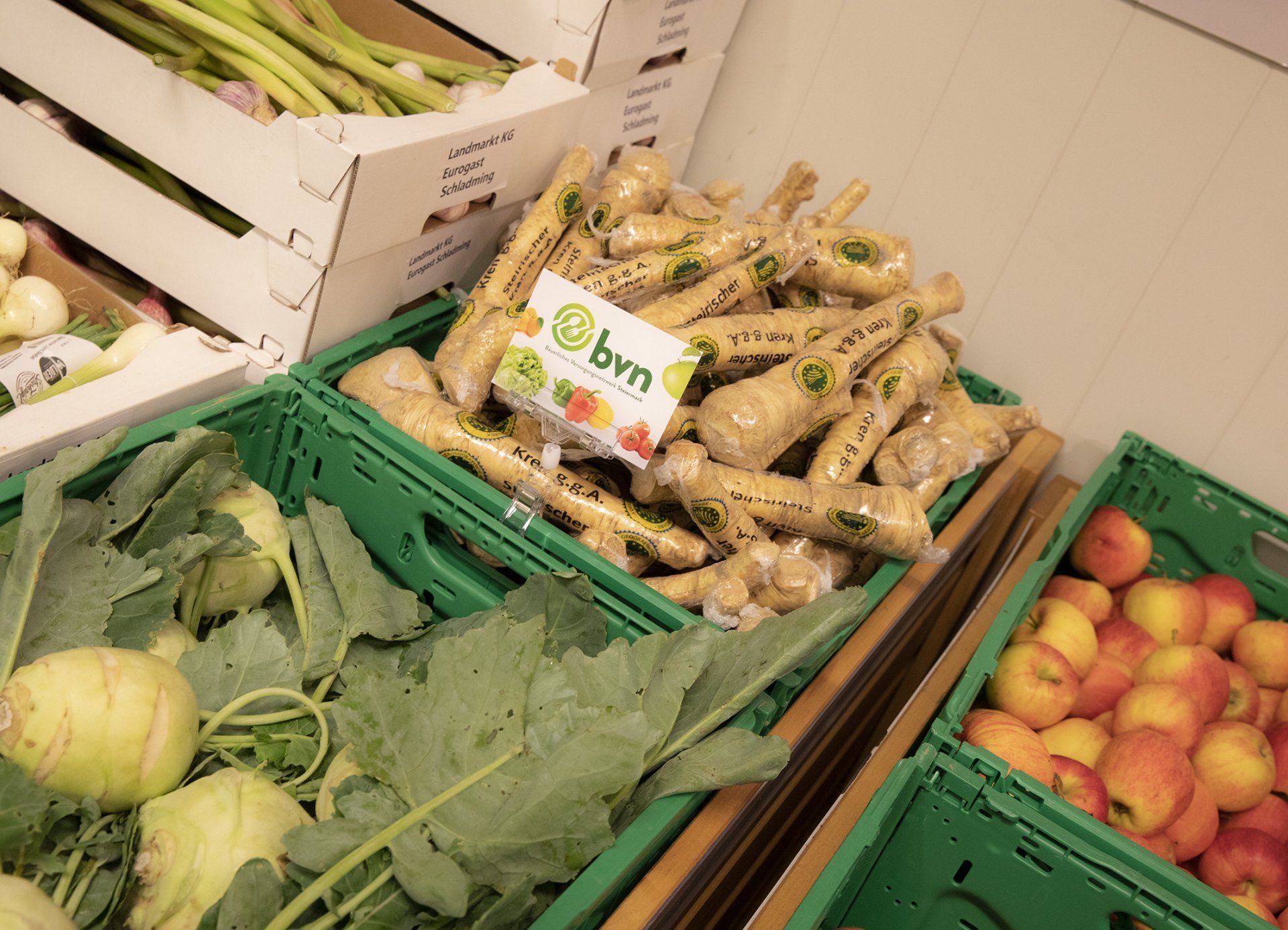 Ein Bündel Gemüse in grünen Kisten mit einem Schild mit der Aufschrift „bvn“