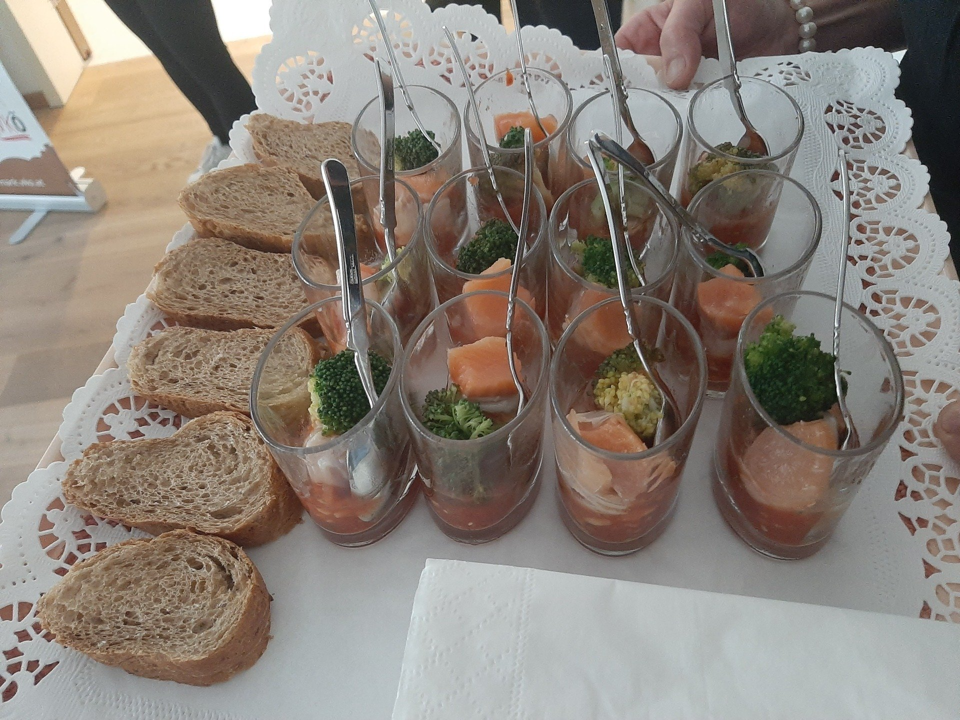 Ein Tablett mit Vorspeisen und Brot auf einem Tisch