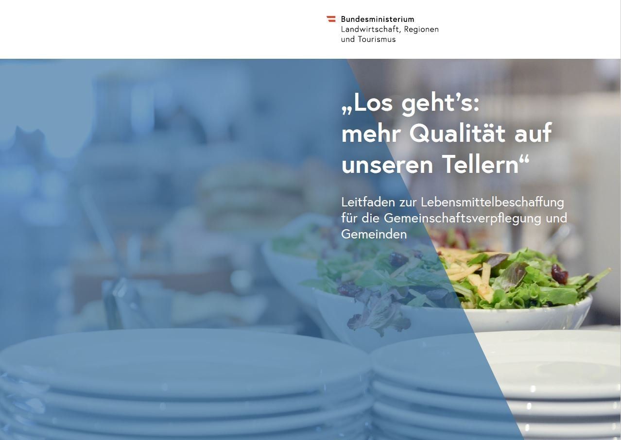 Ein Stapel Teller und eine Schüssel Salat auf einem Tisch.
