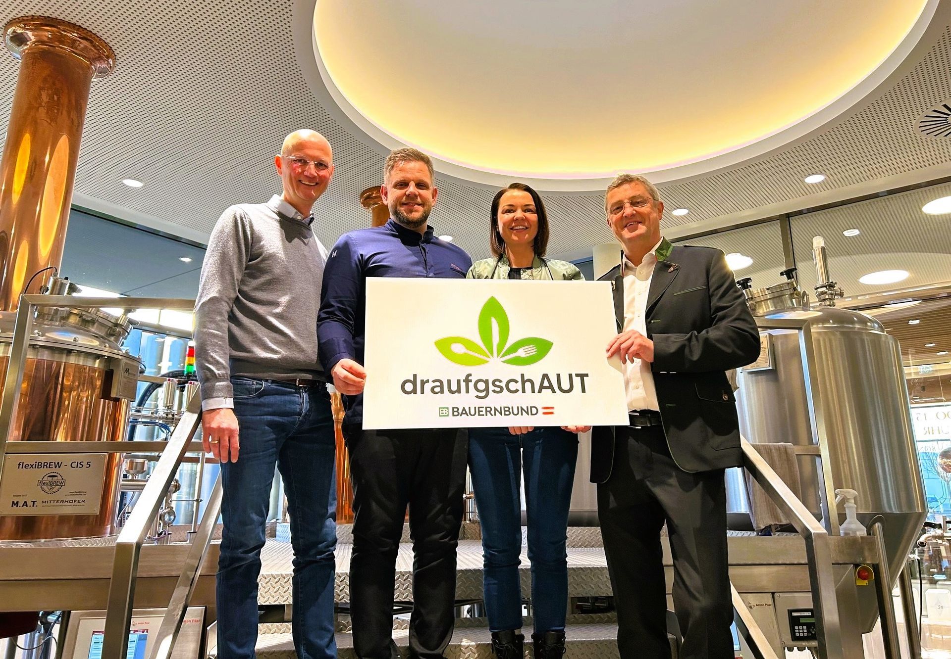 Gruppenfoto Schild mit der Aufschrift „Draufschaut“
