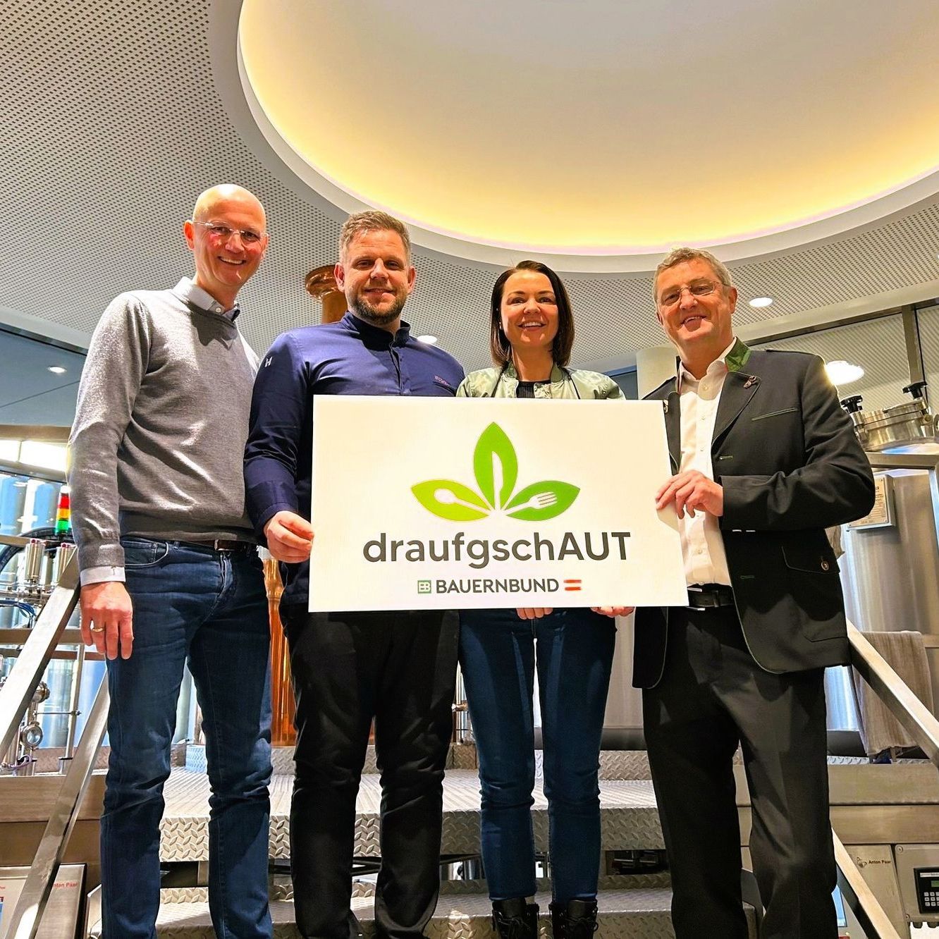 Gruppenfoto Schild mit der Aufschrift „Draufschaut“