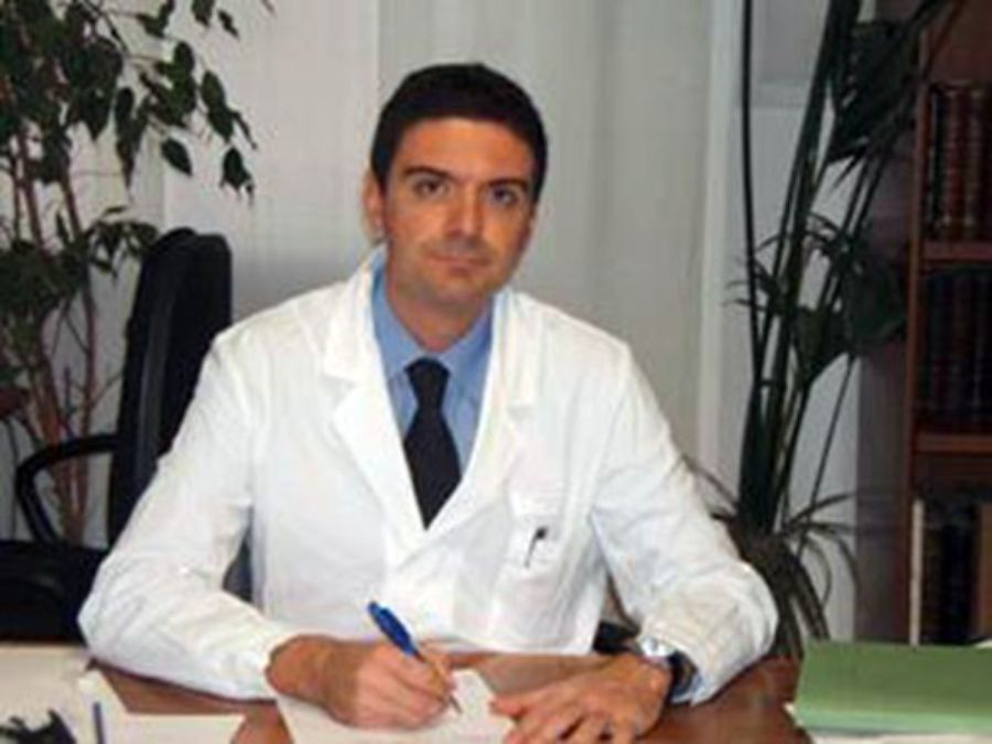 Ginecologo nel suo studio