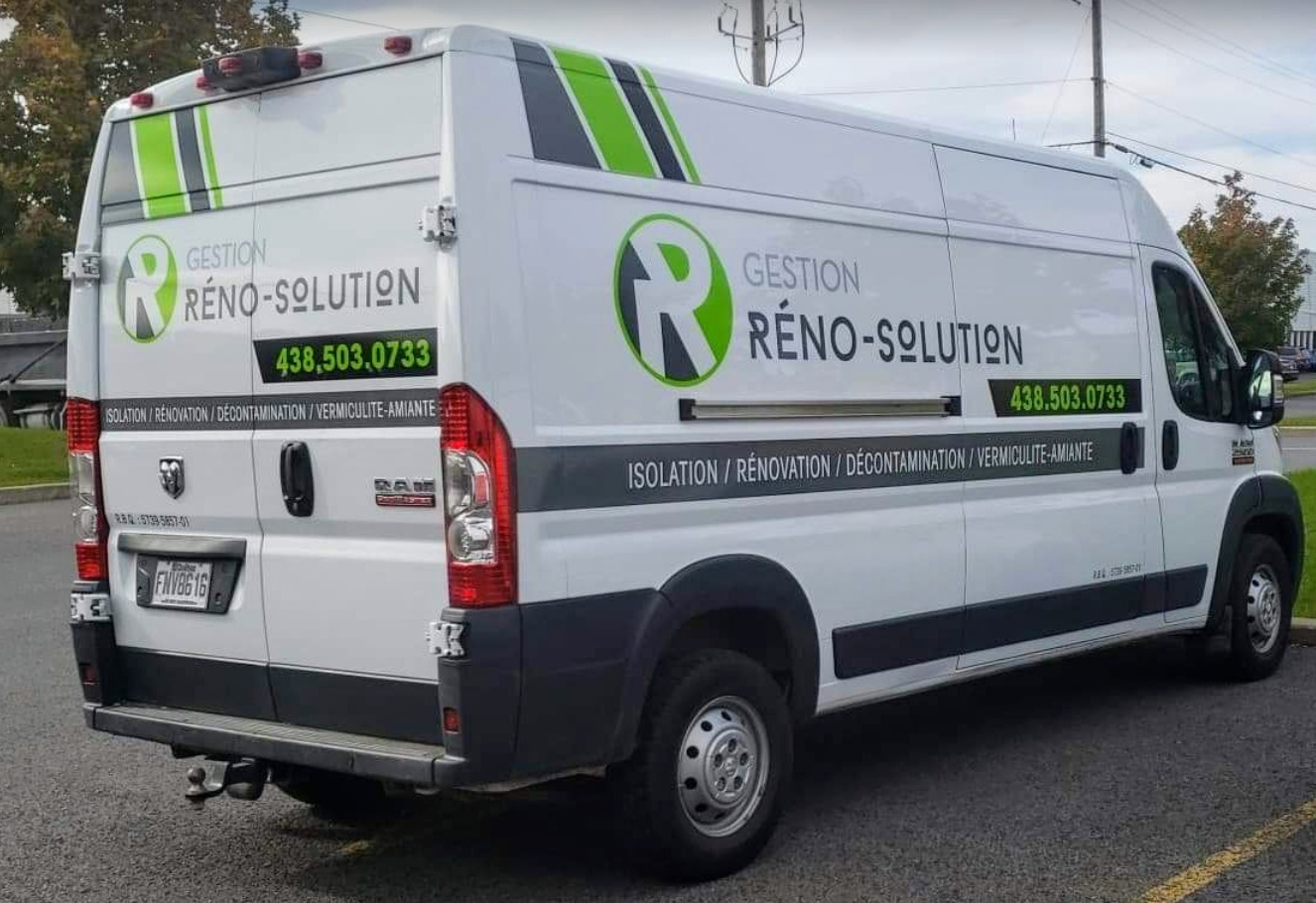 Camionnette blanche avec le logo « Gestion Reno-Solution », stationnée. Marquage noir et vert.