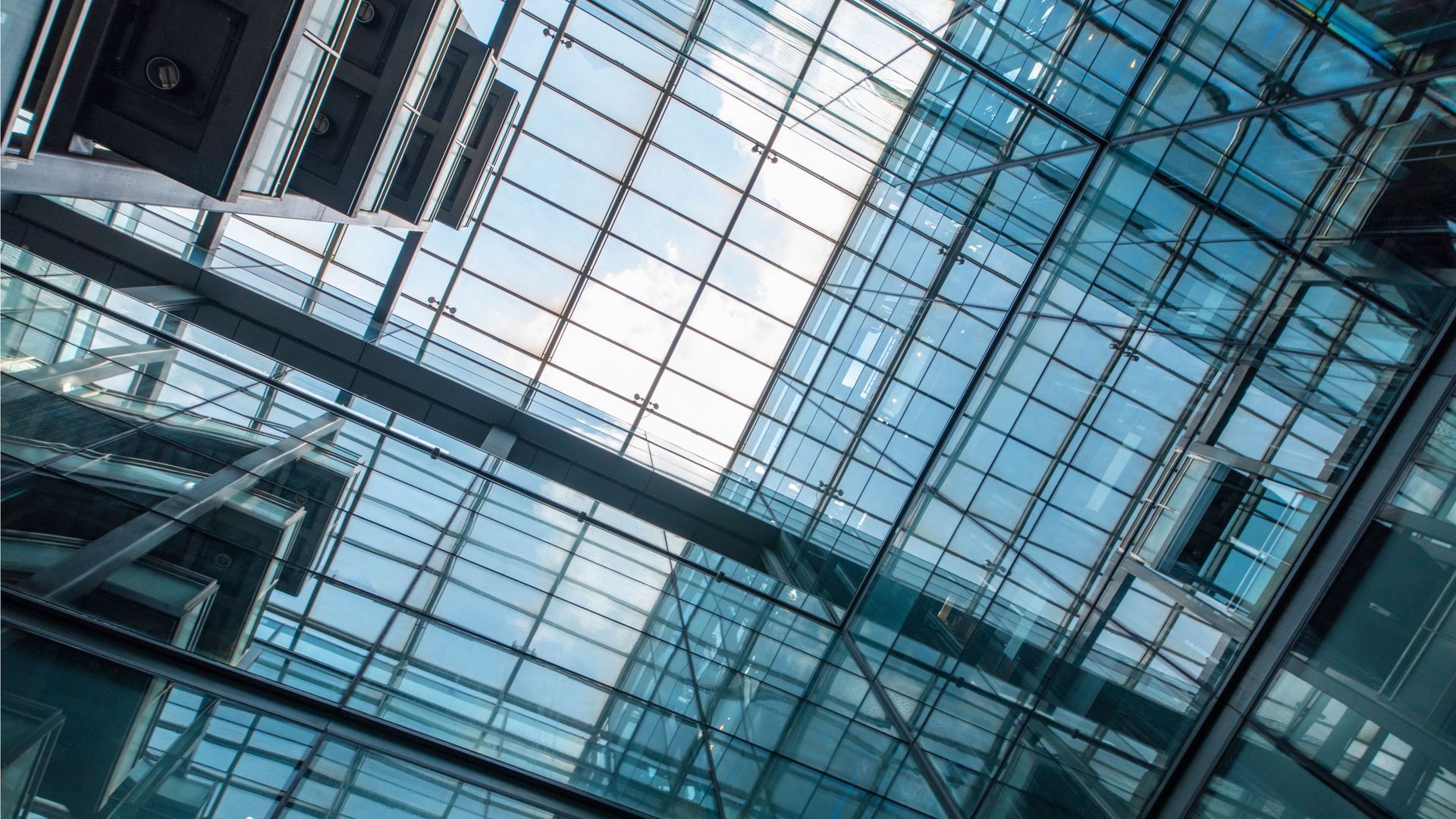 Looking for interior inspiration? Explore 7 of the most amazing internal glass facades from around the world.
