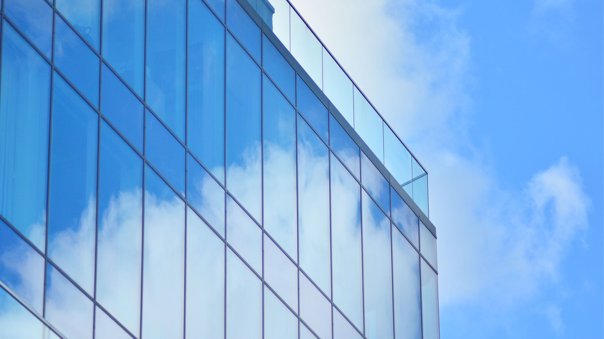 Curtain walls and facades are similar but distinct architectural features. Explore the key differences in our glazing system guide.
