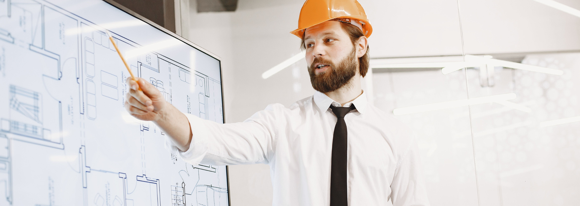 Picture of an architect doing a presentation. 