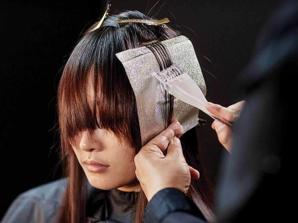 Una donna si sta facendo tingere i capelli da MaxG parrucchieri a Pordenone e Aviano.