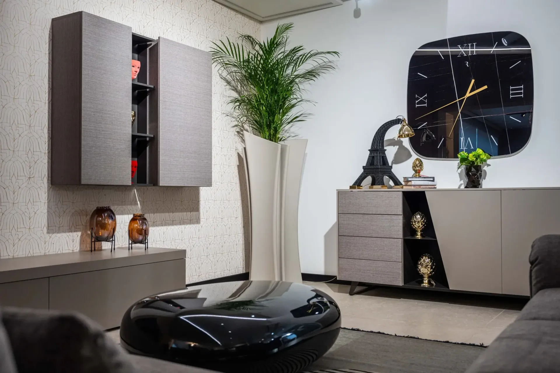 Luminoso bagno in marmo con vasca freestanding, finestra, mobile lavabo e cornice dello specchio turchese.