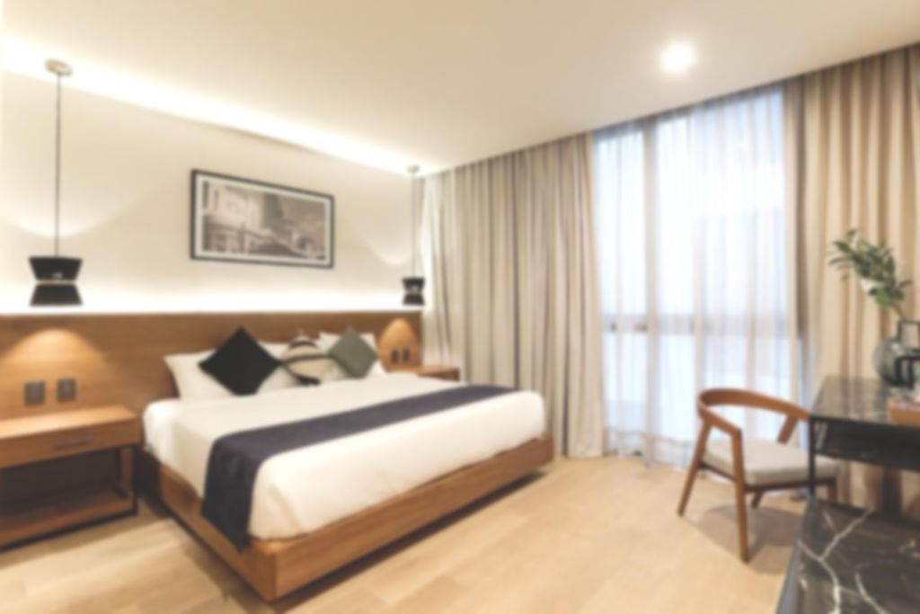 Una habitación de hotel con una cama grande y un escritorio.