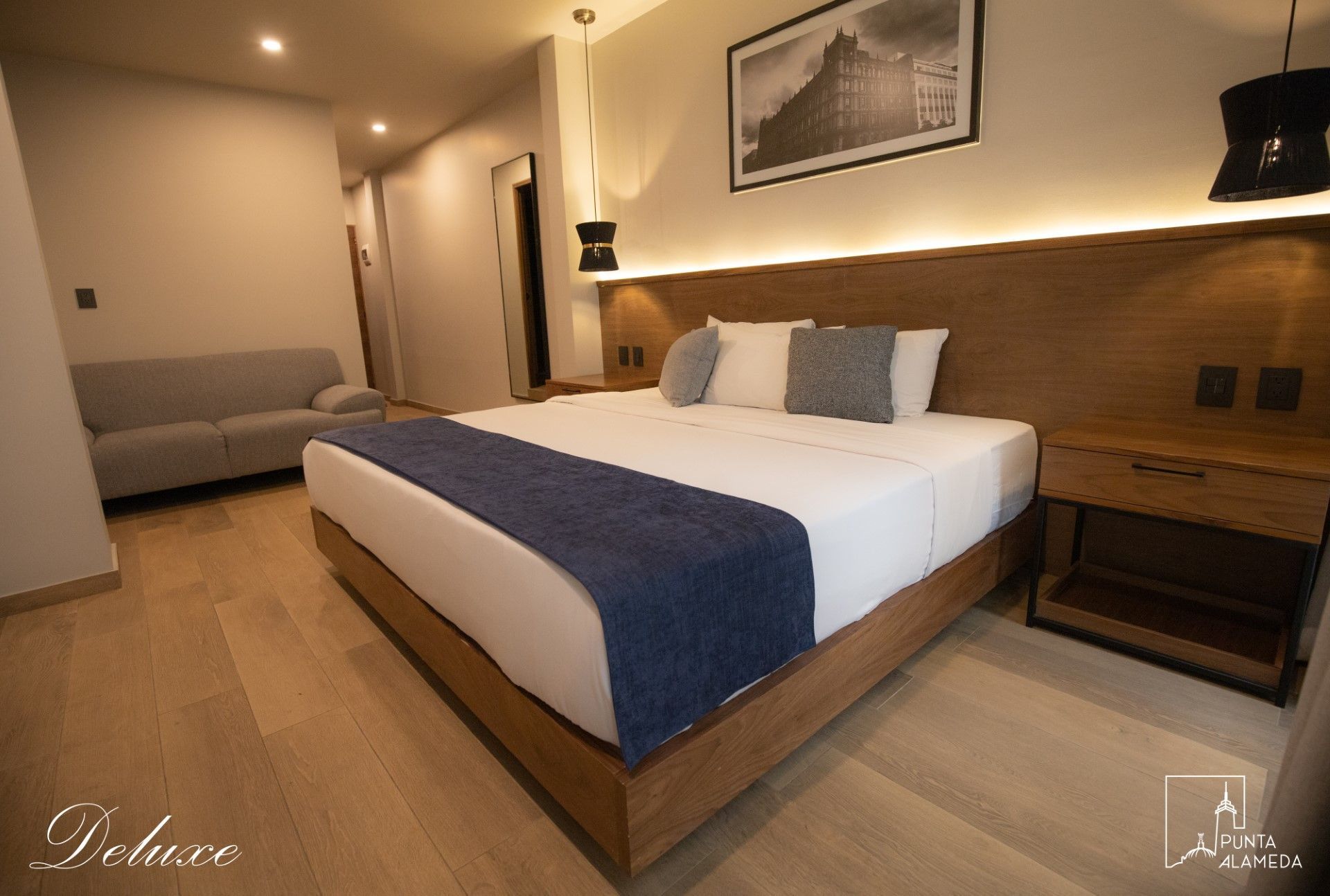Una habitación de hotel con una cama tamaño king y un sofá.