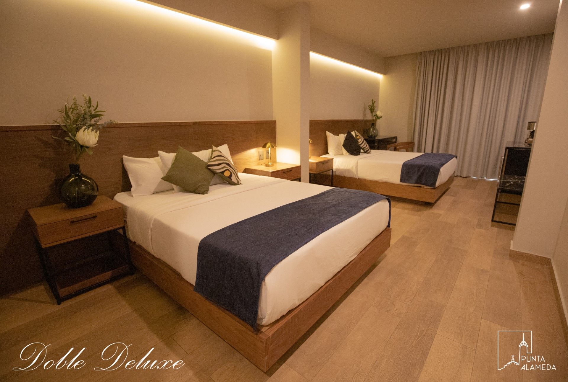 Una habitación de hotel con dos camas y una mesita de noche.