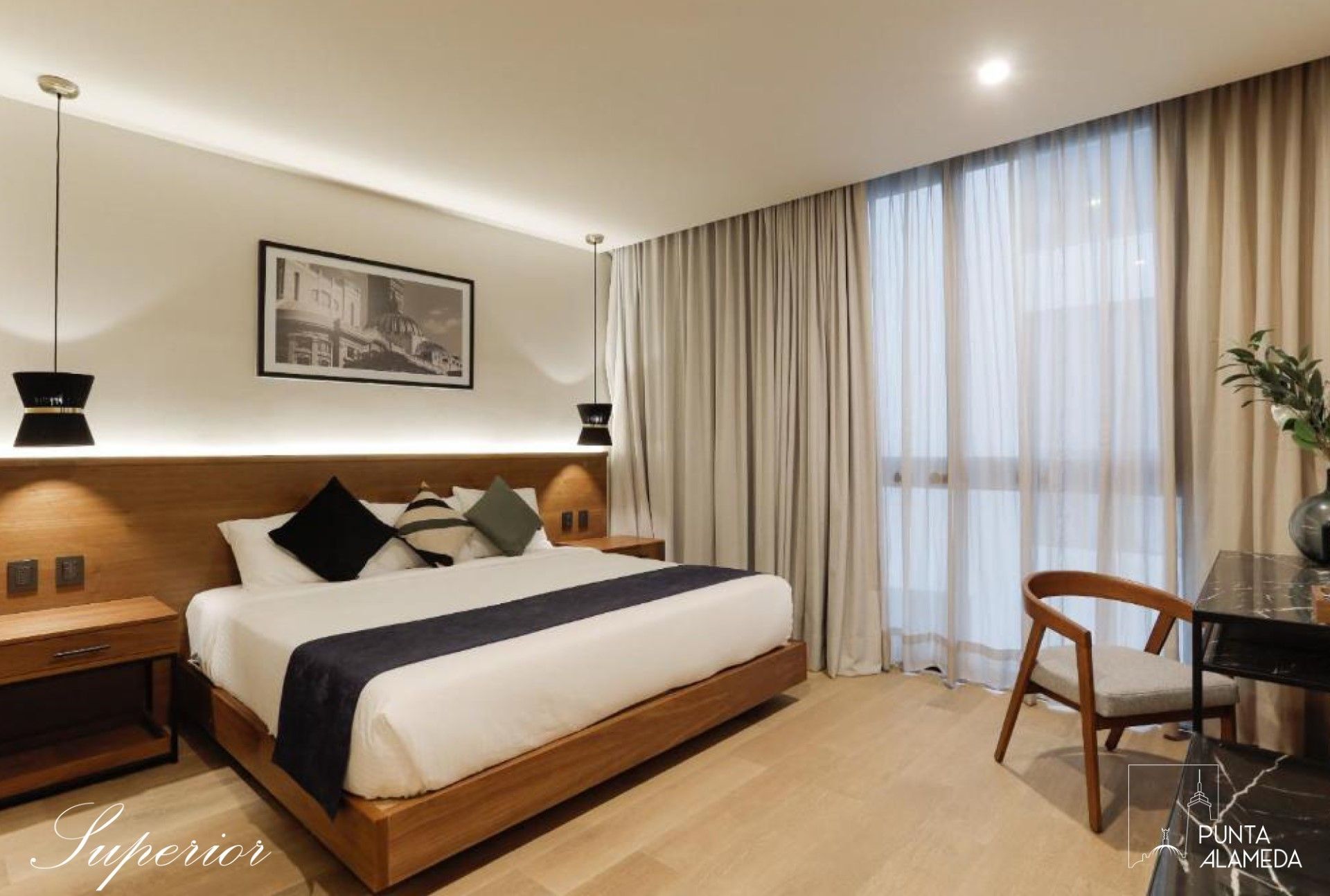 Una habitación de hotel con una cama tamaño king y una silla.