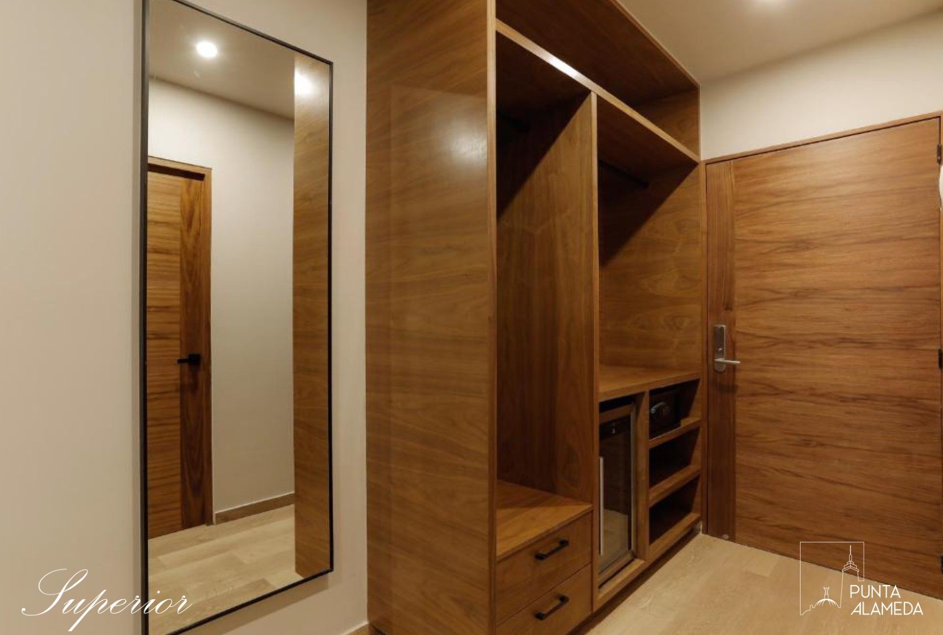 Un vestidor con un gran espejo y gabinetes de madera.