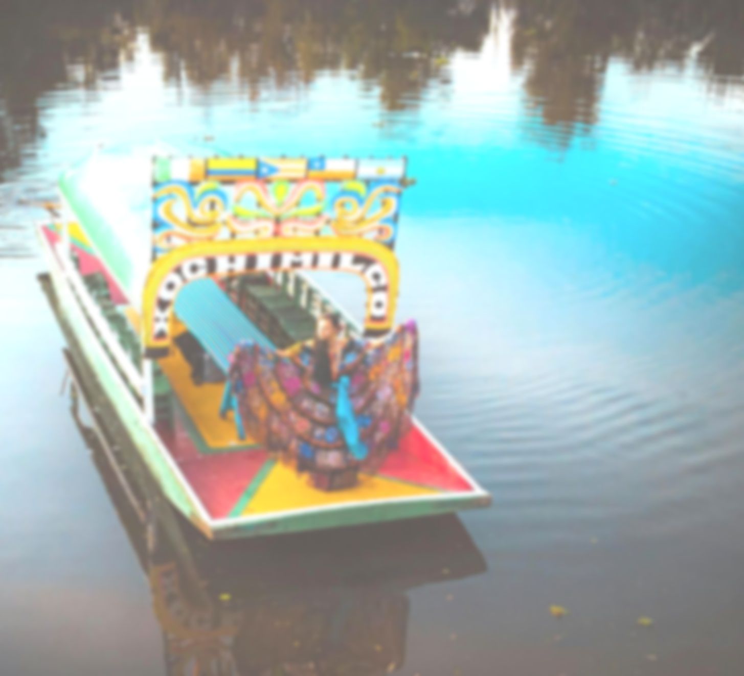 Un barco colorido flota en un cuerpo de agua.