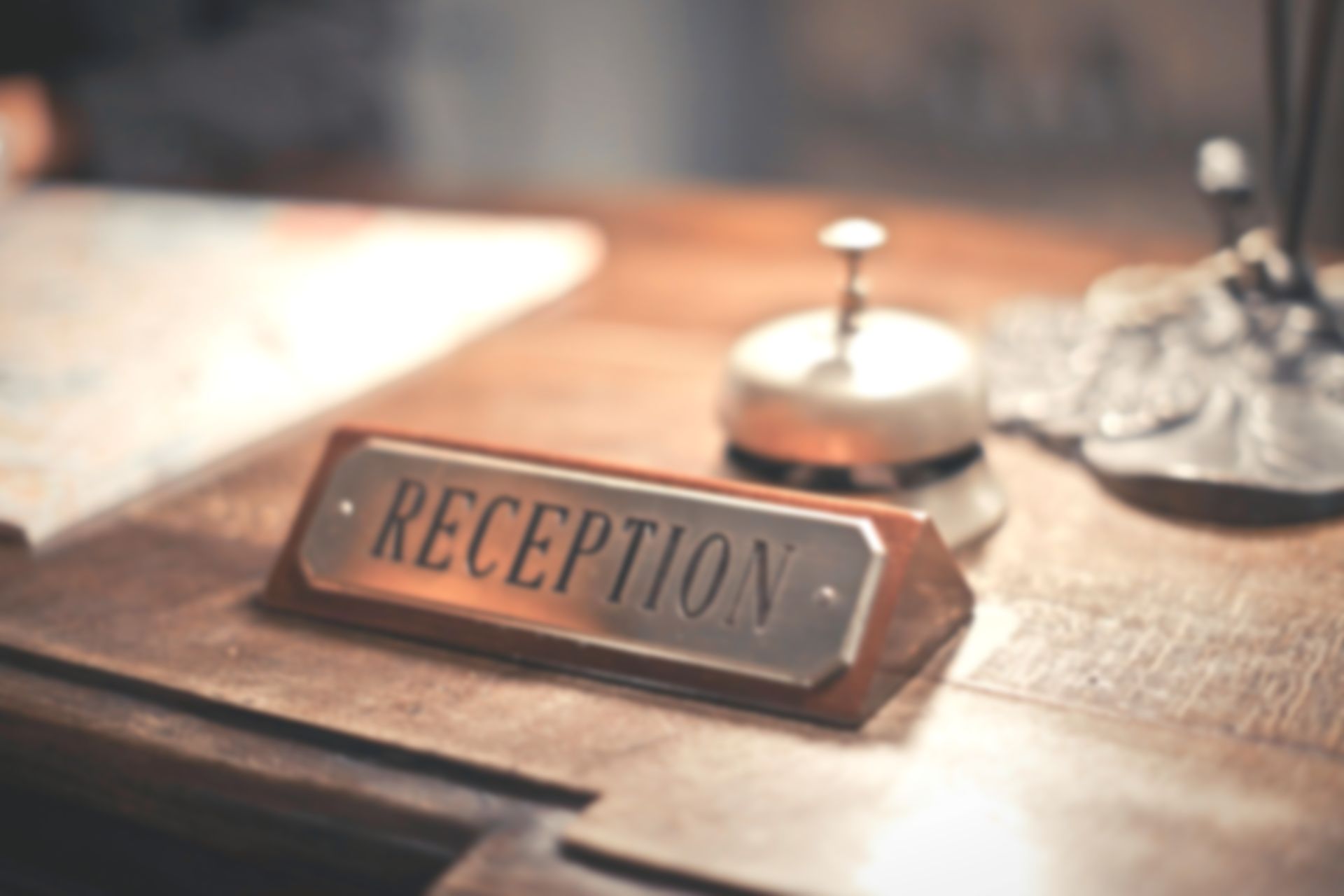 Un mostrador de recepción con un timbre y un cartel que dice recepción