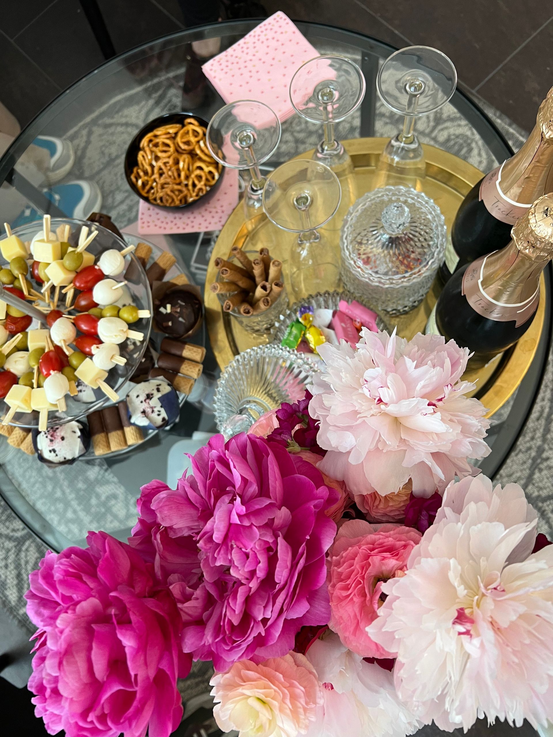 Ein Tisch mit einem Strauß Essen und Blumen darauf