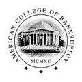 El logotipo del Colegio Americano de Quiebras, en el que aparece la ilustración de un edificio y el número romano MCMXC.