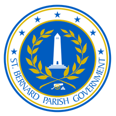 El escudo circular del Gobierno de la parroquia de San Bernardo presenta un monumento blanco en el centro, ramas de laurel doradas y un borde azul.