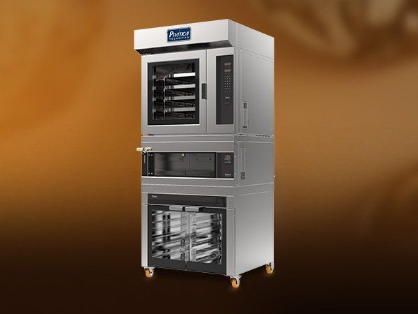 Un horno de acero inoxidable se apila uno encima del otro sobre un fondo marrón.