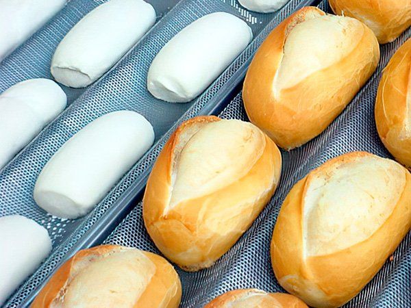 Un montón de hogazas de pan están colocadas en una bandeja.