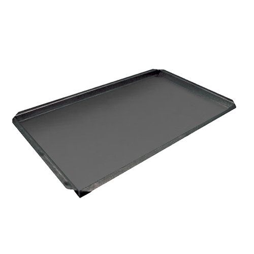 Una bandeja negra con asa sobre un fondo blanco.