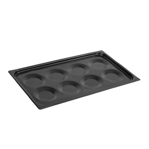 Una bandeja negra con agujeros sobre un fondo blanco.