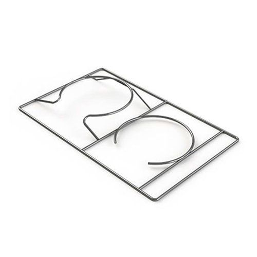 Una bandeja de metal con un diseño geométrico.