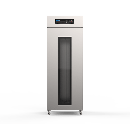 Un refrigerador de acero inoxidable con ruedas sobre un fondo blanco.