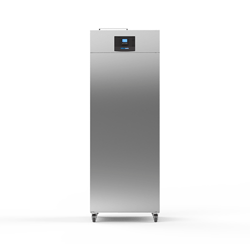Un refrigerador de acero inoxidable con ruedas sobre un fondo blanco.
