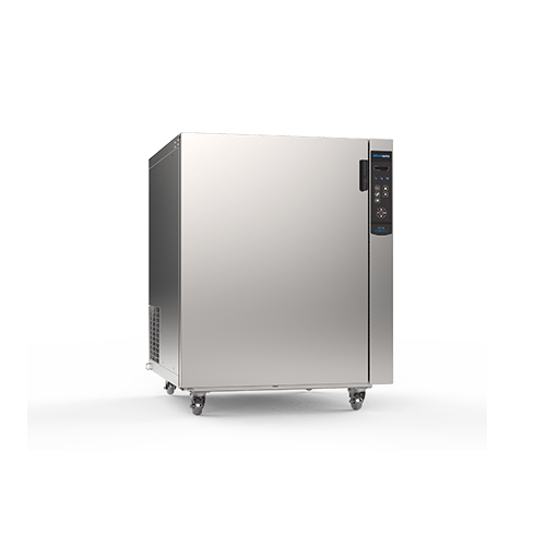Un refrigerador de acero inoxidable con ruedas sobre un fondo blanco.