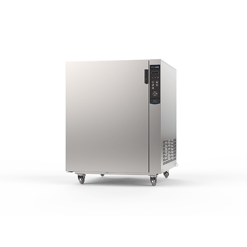 Un refrigerador de acero inoxidable con ruedas sobre un fondo blanco.