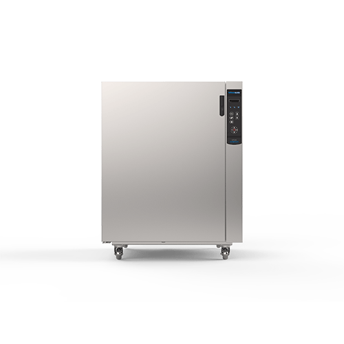 Un refrigerador de acero inoxidable con ruedas sobre un fondo blanco.