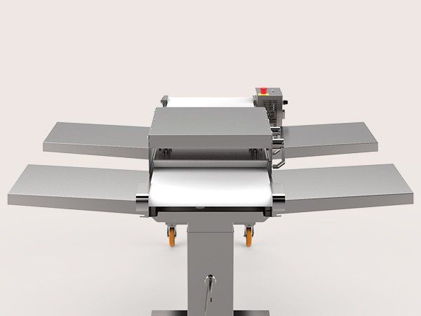 Una máquina de acero inoxidable está colocada encima de una mesa.