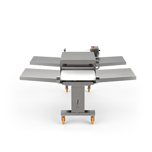 Una mesa de acero inoxidable con ruedas sobre un fondo blanco.