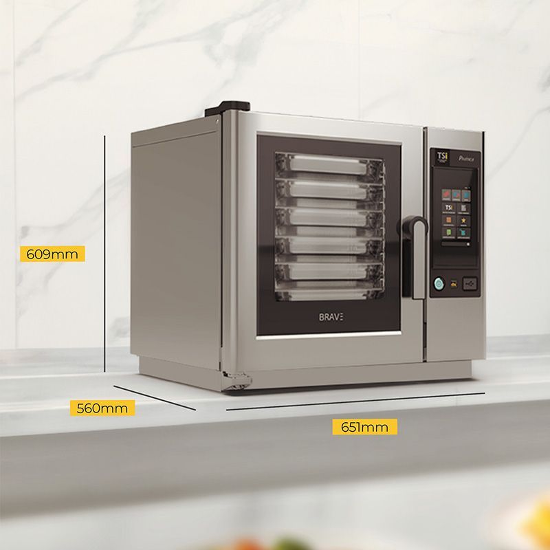 Un horno microondas está sobre una encimera con medidas en él.